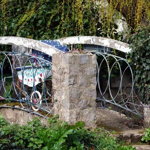Une poussette sur un pont - France  - collection de photos clin d'oeil, catégorie clindoeil